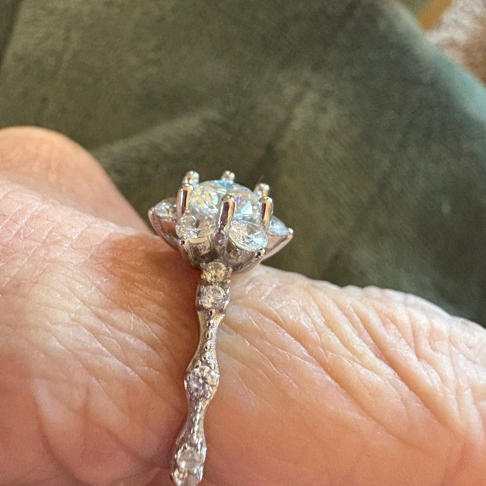Elegant Moissanite and Silver Floral Ring - Picture 4 of 9